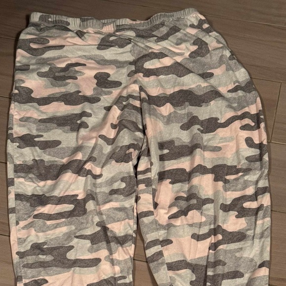 Secret Treasures Camouflage bottoms - Gray and Pink LARGE - Picture 4 of 5